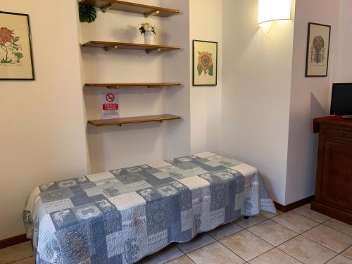 um quarto com uma cama e prateleiras na parede em Apartment Orio 2 em Orio al Serio