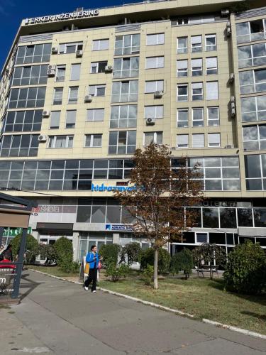ノヴィサドにあるApartment Sunflower021の男が建物の前に立っている