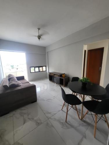 sala de estar con sofá y mesa en Apê Gourmet Comfort, en Cuiabá