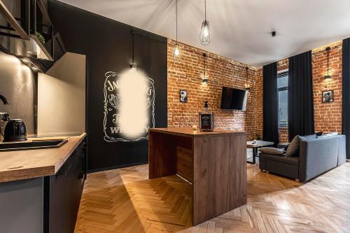 uma cozinha e sala de estar com uma parede de tijolos em Krakowskie30 Loft2 na deptaku em Lublin