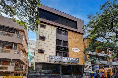 un bâtiment avec un panneau sur son côté dans l'établissement Super Townhouse OAK Clove Boutique Hotel Rajaji Nagar Near Lulu Mall Bengaluru, à Bangalore