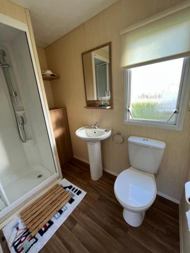 a bathroom with a toilet and a sink at Eagle 4a, Scratby - California Cliffs, Parkdean, sleeps 8, bed linen and towels included, pet friendly and close to the beach in Great Yarmouth