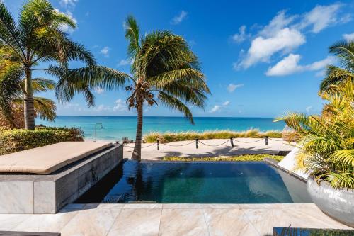 una piscina con la spiaggia sullo sfondo di Tamarind Hills Resort & Villas a Bolans