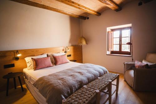 Una cama o camas en una habitación de Hotel-Masia Can Farrés