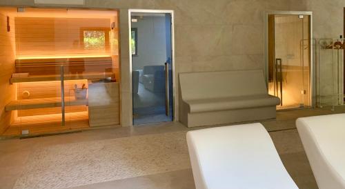- un salon avec un canapé et une baignoire dans l'établissement Boutique Country House Serendipity, à Cantiano