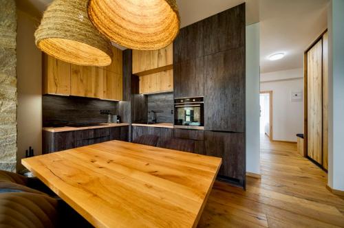 Una cocina o zona de cocina en Apartmány a Chalety - Brezy Vysoké Tatry