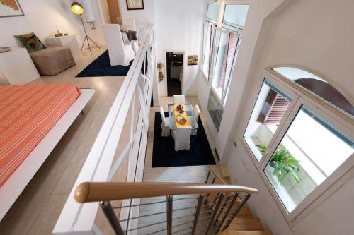 een bovenaanzicht van een trappenhuis in een huis bij Casa Bartolomeo - Loft in Trastevere in Rome