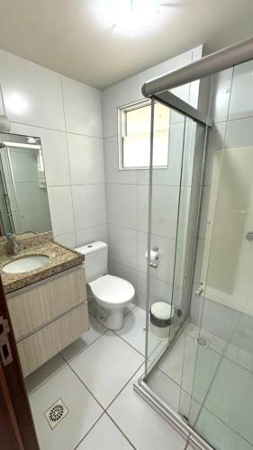 y baño con aseo y ducha acristalada. en Ap Térreo c/ piscina privativa em Cabo Branco, en João Pessoa