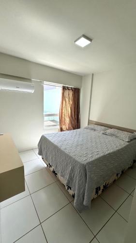 1 dormitorio con 1 cama en una habitación con ventana en Ap Térreo c/ piscina privativa em Cabo Branco, en João Pessoa