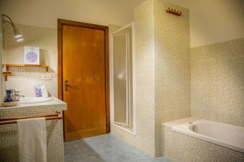La Casetta dell'artista في جوليانو إن كامبانيا: حمام مع حوض استحمام ودش ومغسلة