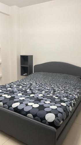 a large bed with a black and white mattress at Appartamento viale della stazione in Spoleto