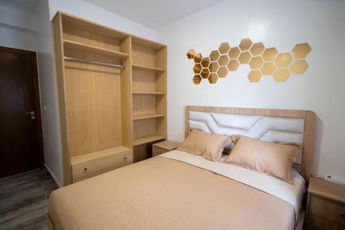 a bedroom with a bed and a closet at Chaleureux Appartement à louer proche de la gare routière in Tangier