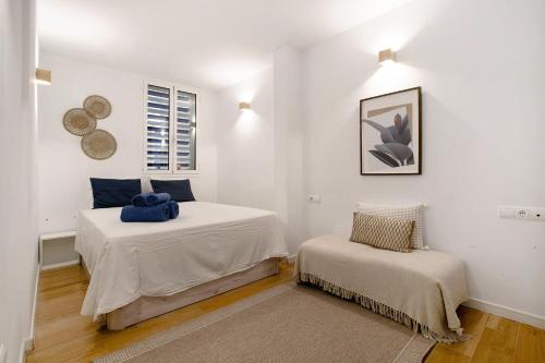 Un dormitorio con 2 camas y una silla. en Bajondillo Playa, en Torremolinos