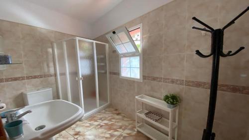 uma casa de banho com um chuveiro e um lavatório branco em Casa Oneida em Valle Gran Rey