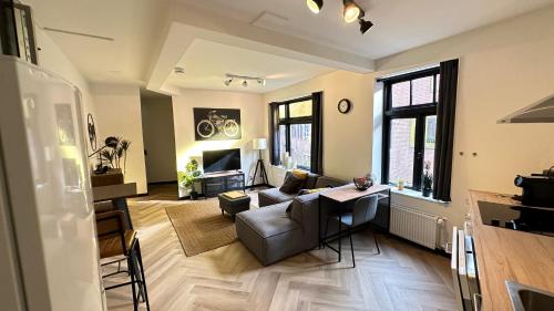 a living room with a couch and a table at Het achterdek in Zwolle