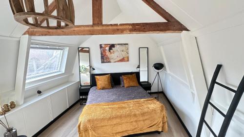 een slaapkamer met een bed in het midden van een kamer bij Het achterdek in Zwolle