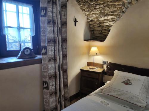 サン・ピエールにあるLe Petit Château de Vetan CIR 0023のベッドルーム(ベッド1台、窓付)