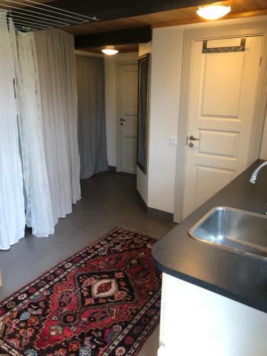 Una cocina o cocineta en Havsnära lantligt boende