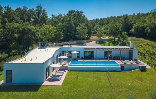 una vista aérea de una casa con piscina en Villa Istria Green, en Kršan