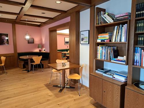 biblioteka ze stołem, krzesłami i półkami na książki w obiekcie Hotel Union w mieście Offenburg
