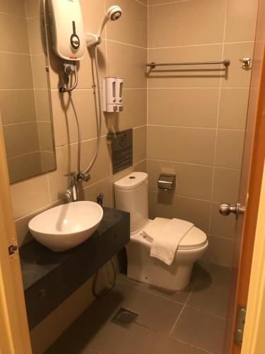 une petite salle de bain avec toilettes et lavabo dans l'établissement Smile Hotel Cheras Taman Segar, à Kuala Lumpur