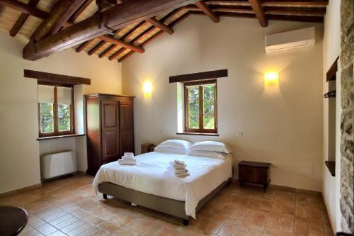 a bedroom with a large white bed in a room at Boutique Country House Serendipity in Cantiano