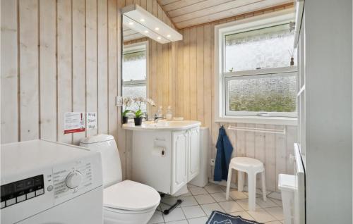 3 Bedroom Amazing Home In Nyborg في نيوبورغ: حمام مع مرحاض ومغسلة