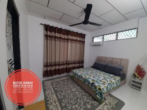 Ένα ή περισσότερα κρεβάτια σε δωμάτιο στο MATIINJANNAH HOMESTAY