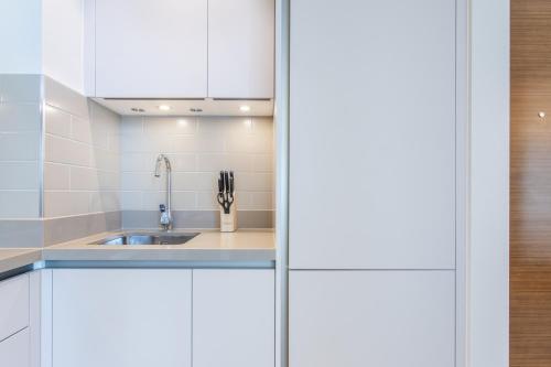 Kuchyň nebo kuchyňský kout v ubytování STAY BY LATINEM Luxury 1BR Holiday Home CVR A2703 near Burj Khalifa