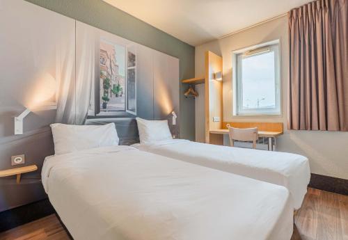 Postel nebo postele na pokoji v ubytování B&B HOTEL Colmar Vignobles Ouest