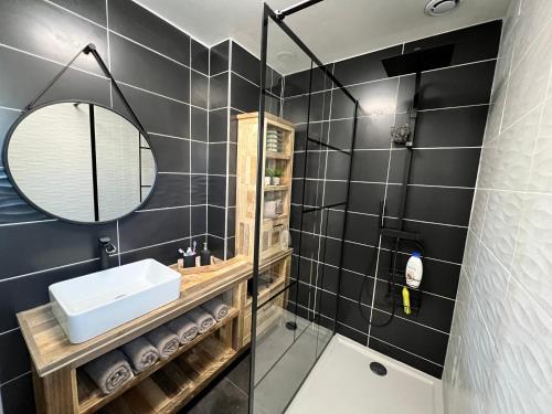 une salle de bain avec un lavabo et un miroir dans l'établissement Villa La Pause 6 voyageurs, à Saint-Rémy-de-Provence