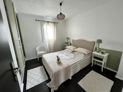 une petite chambre avec un lit et une table dans l'établissement Villa La Pause 6 voyageurs, à Saint-Rémy-de-Provence