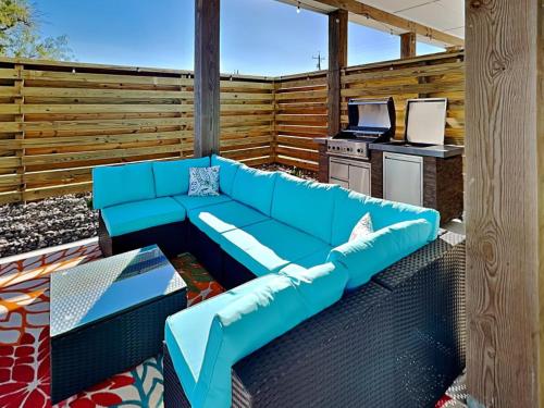 eine blaue Couch auf einer Terrasse mit einem Herd in der Unterkunft Mambos Grill in Rockport