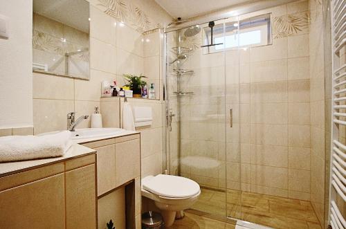 y baño con aseo y ducha. en Apartmán 4M Tatry, en Tatranská Štrba