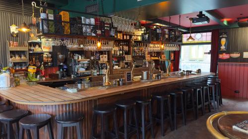 a bar with leather stools in a restaurant at Het achterdek in Zwolle