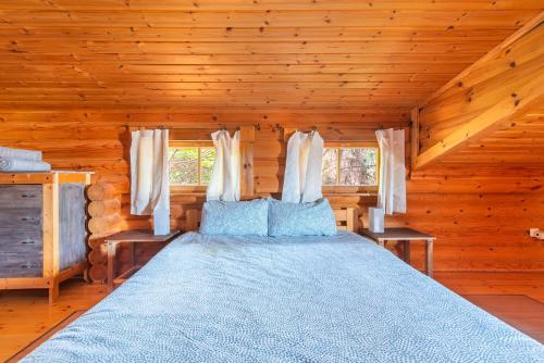 阿魯卡斯的住宿－Home2Book Cozy Cottage Arucas, Porch, Garden & BBQ，小木屋内一间卧室,配有一张床