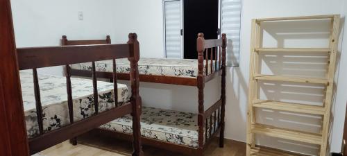 Двухъярусная кровать или двухъярусные кровати в номере Recanto da Luz de Órion