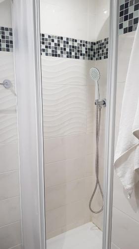 W łazience znajduje się prysznic ze szklanymi drzwiami. w obiekcie La Dolce Vita Rome Ciampino w Ciampino