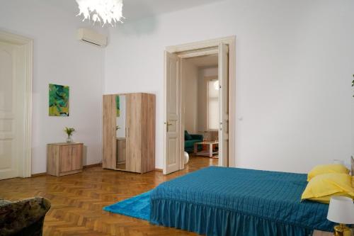 a bedroom with a bed with a blue comforter at Apartment in Marschall Palace in Timişoara