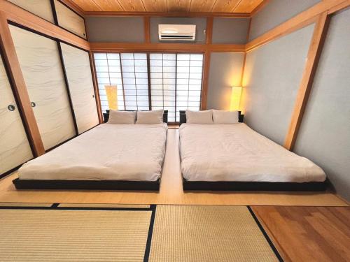 a small room with two beds in a room at Guest House -KiSARA- - Vacation STAY 98548v in Shimada