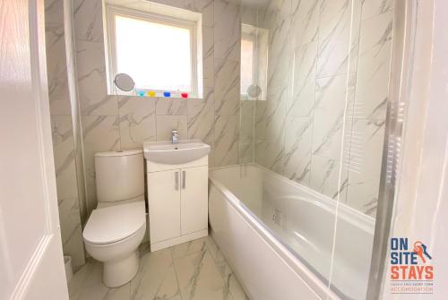 Bathroom sa OnSiteStays - Ideal Long Term Retreat, 2-BR House with Conservatory, Parking & Wi-Fi