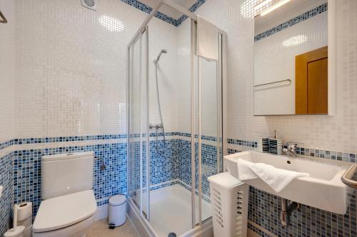 Un baño con inodoro, lavabo y ducha. en Chez Hélène et Paulo - Lagos, en Lagos