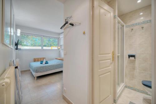 Il comprend une chambre et une salle de bains pourvue d'une douche. dans l'établissement Jul - Studette - Croisette - VCA, à Cannes