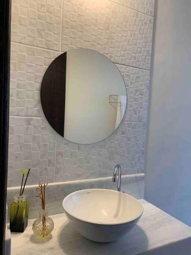a bathroom with a bowl sink and a mirror at Canto do Aconchego Praia de Itaparica in Vila Velha