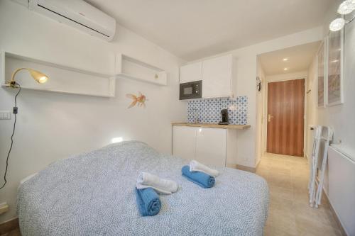 une chambre avec un lit avec des serviettes dessus dans l'établissement Jul - Studette - Croisette - VCA, à Cannes