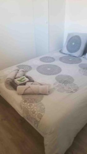 - une chambre avec un lit doté d'un couvre-lit fleuri dans l'établissement Appartement avec piscine et terrain de tennis, à Antibes