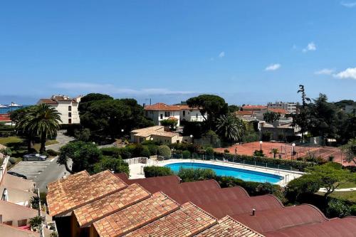 - une vue sur la piscine d'une ville dans l'établissement Appartement avec piscine et terrain de tennis, à Antibes