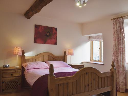Granary Cottage tesisinde bir odada yatak veya yataklar