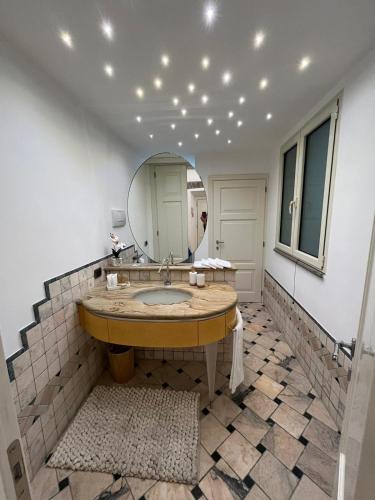 a bathroom with a sink and a mirror at Casa Cavour Viterbo in Viterbo