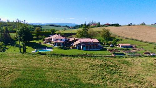 una vista aérea de una casa en un campo en Les Garennes, en Saint-Uze